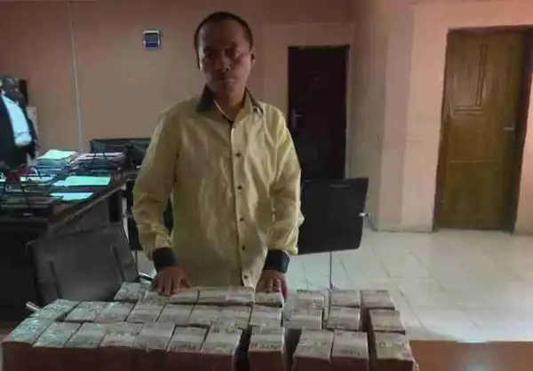 Chinese Man Arrested At Kano Airport With Over N300K All In N5 Denomination (Photo)